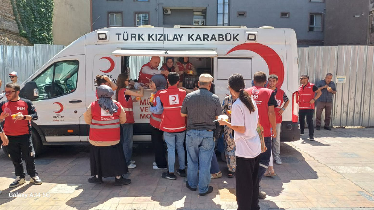 Kızılay Karabük İl Başkanlığı tarafından, son günlerde çıkan yangınlarda şehit olanlar hayrına Hürriyet Caddesi'nde yemek dağıtıldı.