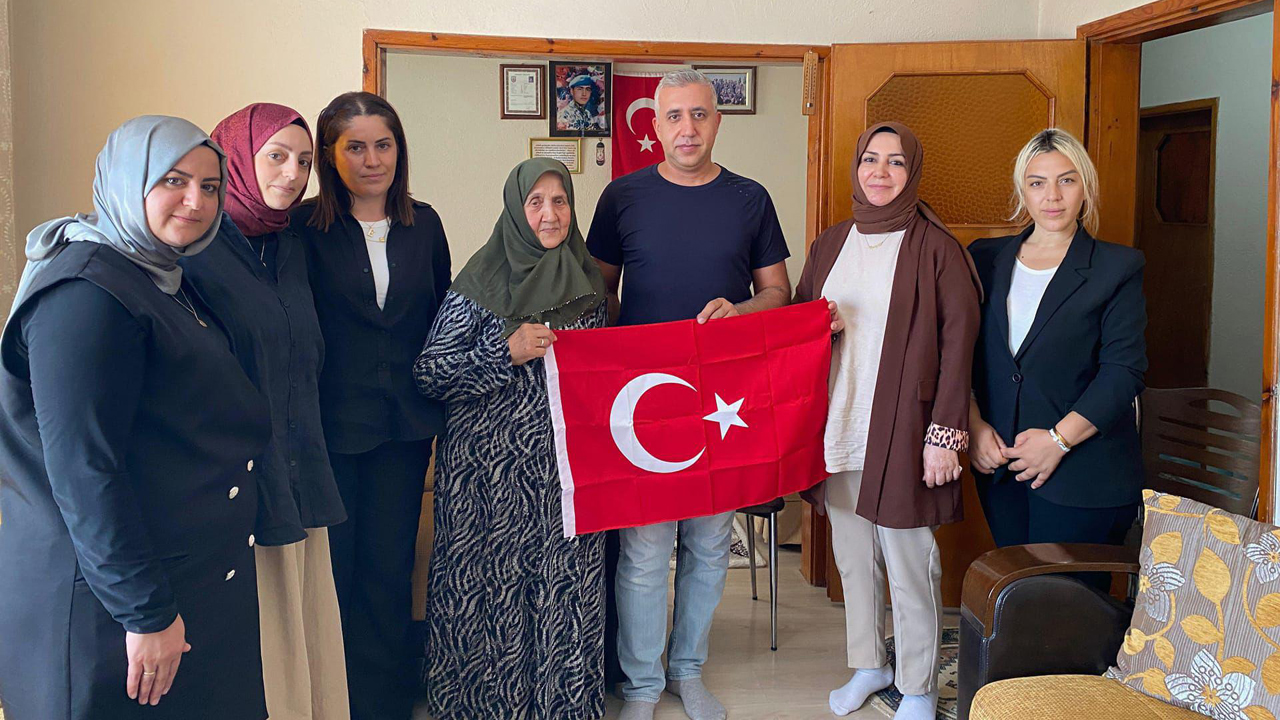 AK Parti Karabük İl Kadın Kolları Başkanlığı koordinasyonunda AK Parti Karabük teşkilatları tarafından, Cumhurbaşkanı ve AK Parti Genel Başkanı Recep Tayyip Erdoğan'ın şehit ailelerine gönderdiği mektuplar, ailelere teslim edilmeye başlandı.