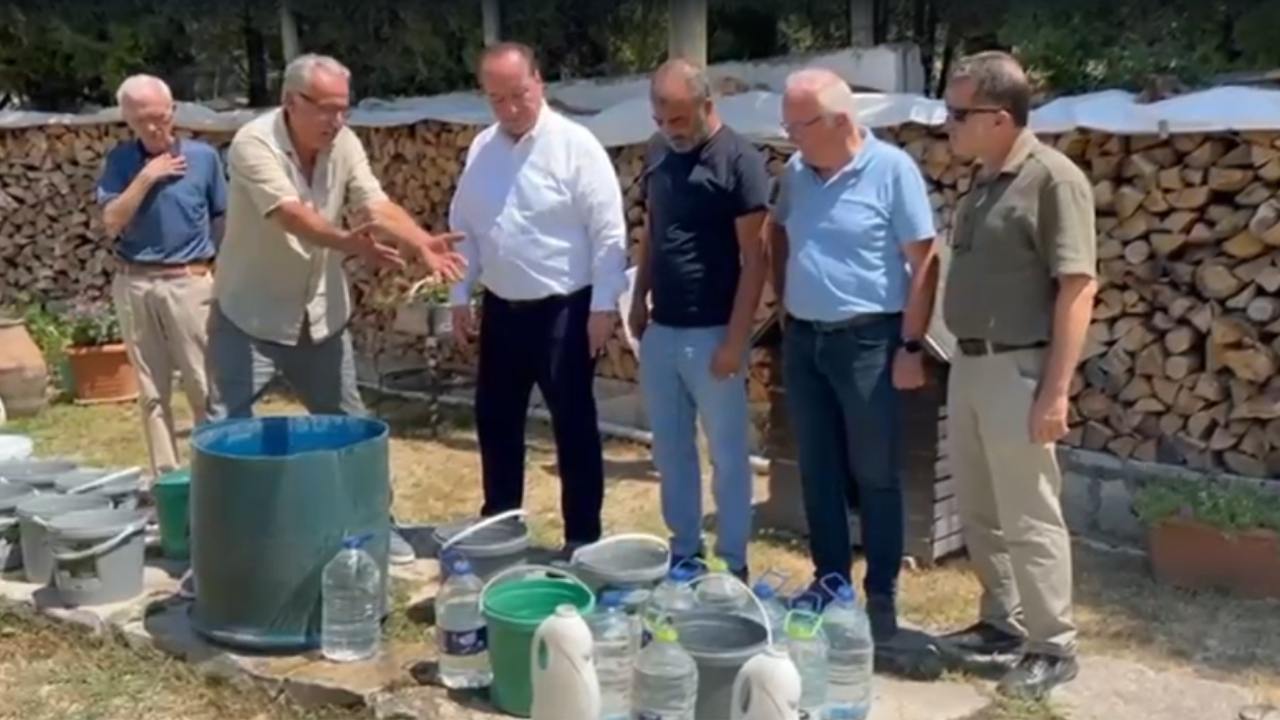 Cumhuriyet Halk Partisi (CHP) Karabük Milletvekili Cevdet Akay ve beraberindeki CHP heyeti, Safranbolu Yazıköy’de on beş gündür su sorunu yaşayan vatandaşları ziyaret etti. Yazıköy’de konuşan Cevdet Akay, “Hemşerilerimiz perişan vaziyette. On gündür burada yıkanamayan hemşehrilerimiz var, evine su götüremeyen hemşerimiz var.” dedi.