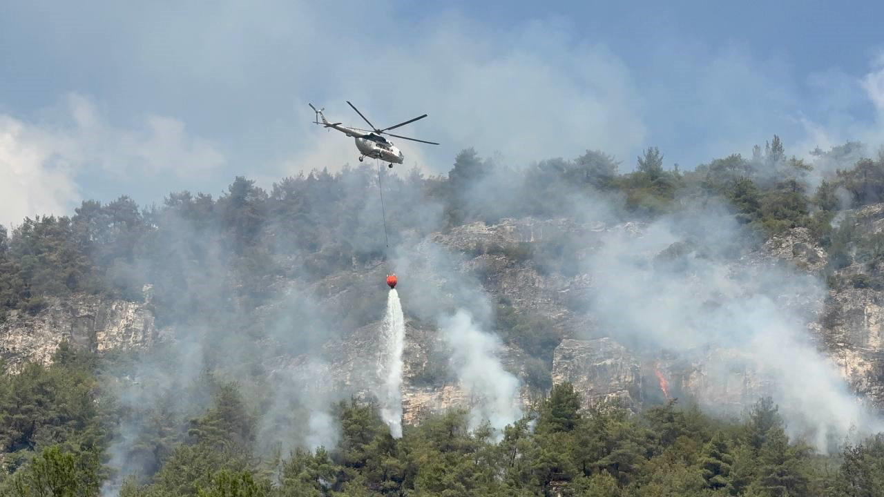 Karabük'te 21 saat önce başlayan ve ekiplerin müdahalesiyle enerjisi düşürülen orman yangını rüzgârın etkisiyle yeniden etkili olmaya başladı.