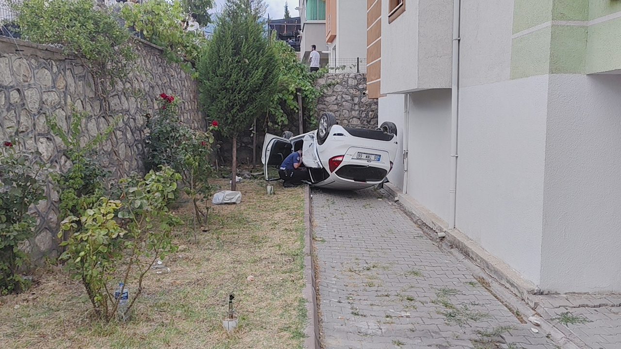 Karabük'te bir otomobilin hafif ticari araçla çarpıştıktan sonra bir apartmanın bahçesine düştüğü anlar güvenlik kamerasına saniye saniye yansıdı. Kazada 3 kişi yaralandı.