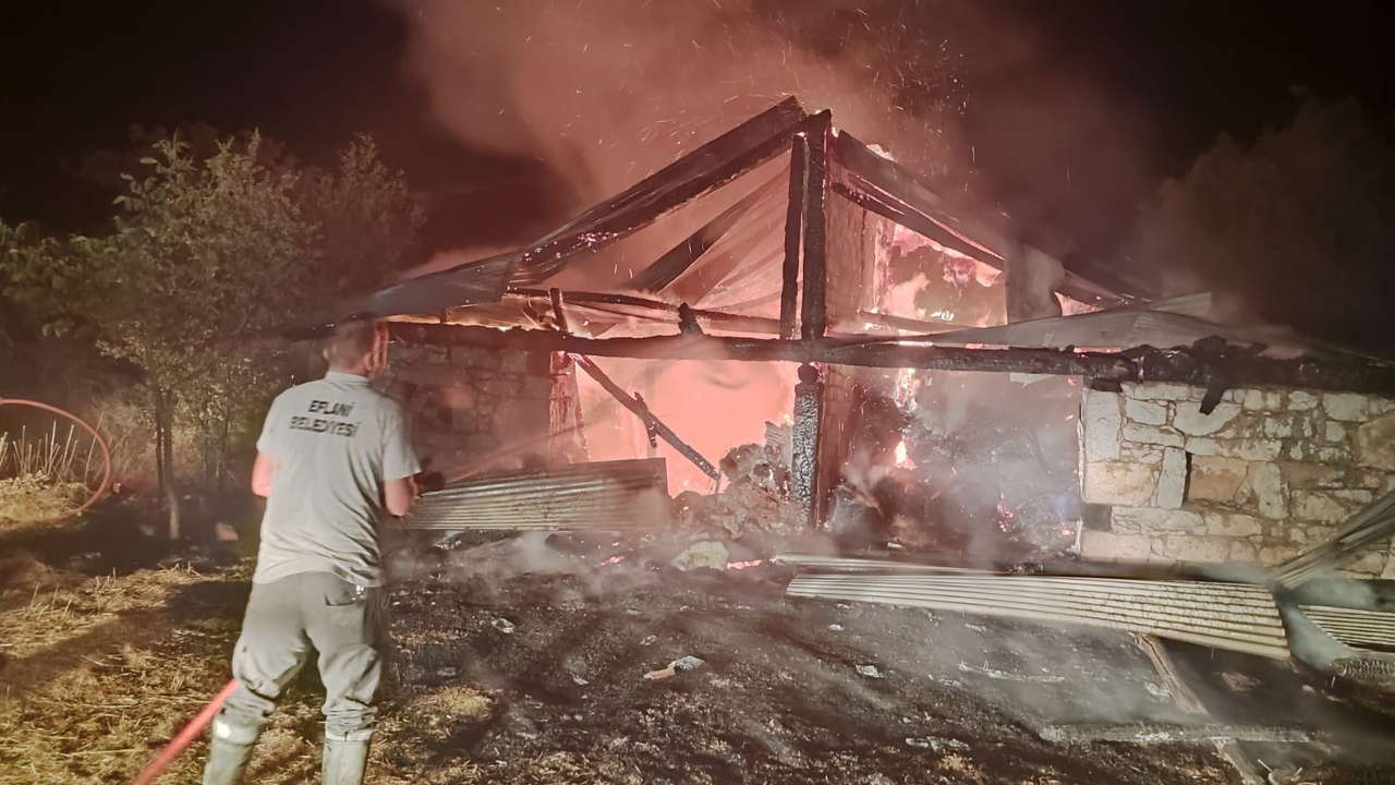 Karabük’ün Eflani ilçesine bağlı Saraycık köyünde çıkan yangında bir samanlık tamamen yanarak kullanılamaz hale geldi.