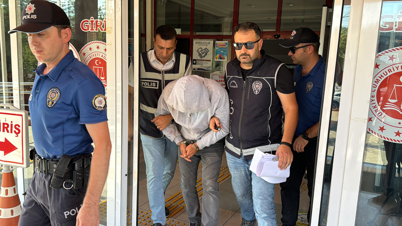 Karabük'te kuyumcu dükkanını soymaya çalışırken iş yeri sahibi ve çalışan tarafından etkisiz hale getirilen şüpheli, çıkarıldığı mahkemece tutuklandı.