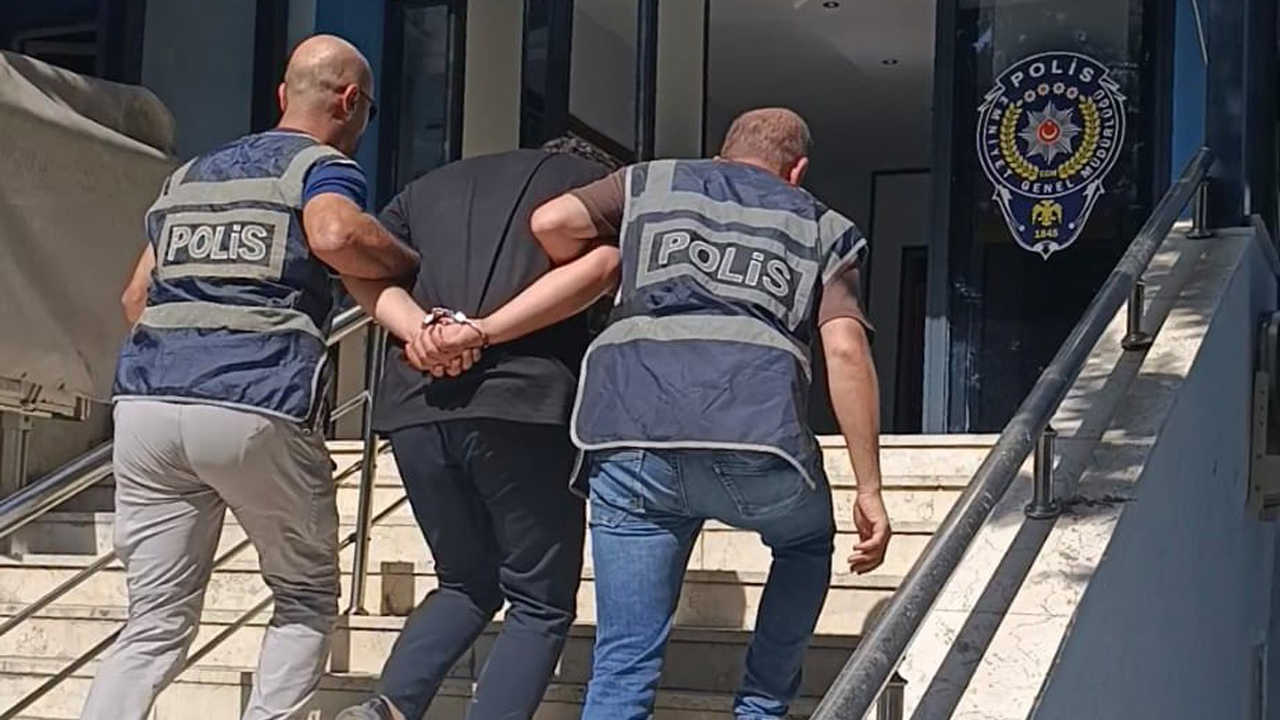 Karabük’ün Safranbolu ilçesinde, kendisini jandarma personeli olarak tanıtarak bir vatandaşı dolandırmaya çalışan şüpheli, görev istirahatinde olan polis memuru tarafından yakalandı.