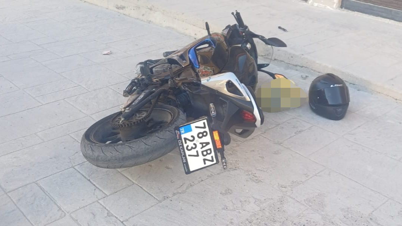 Karabük’te iki ayrı trafik kazasında 2 kişi yaralanırken, motosikletten fırlayan bir genci kafasındaki kask korudu.