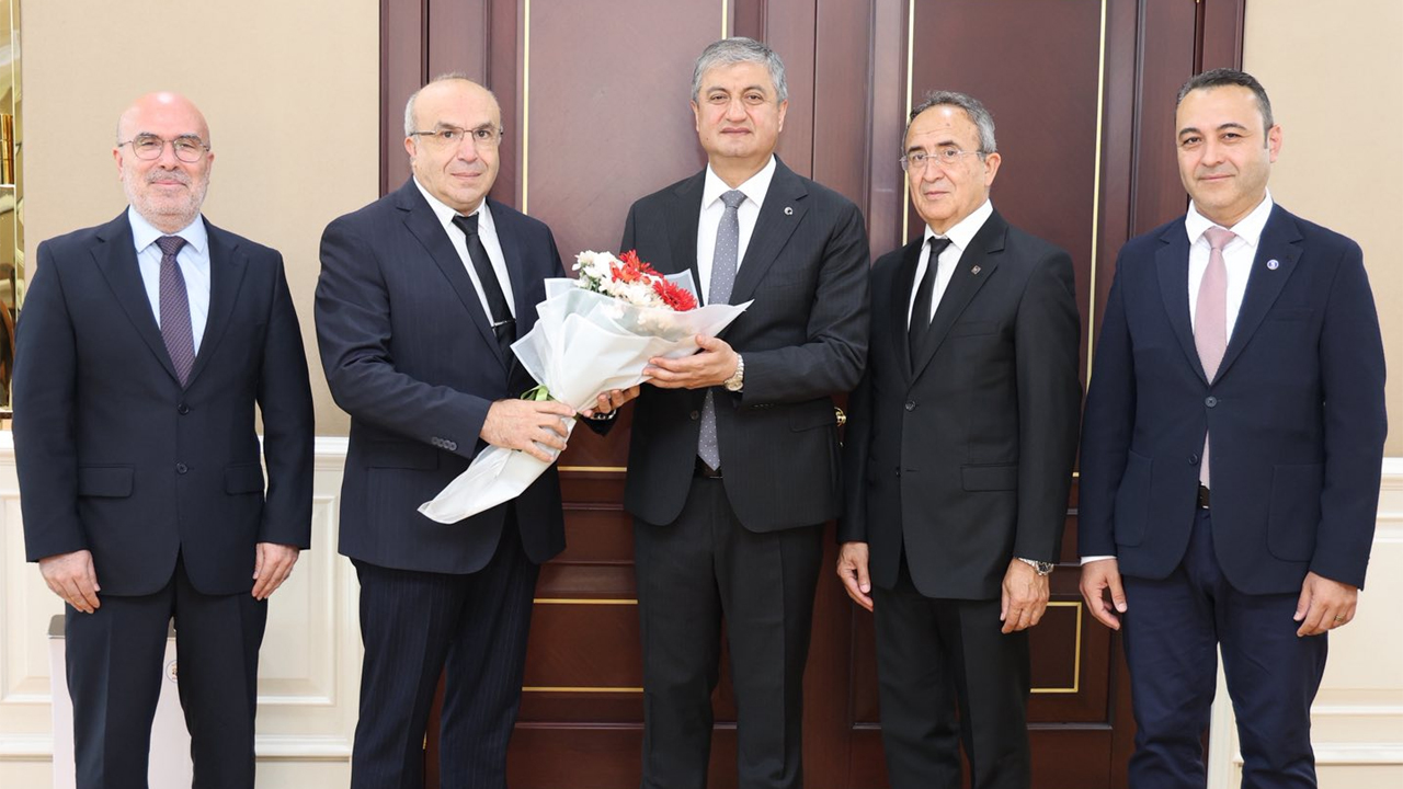 Karabük Valisi Mustafa Yavuz, 13 Mayıs 2025 tarihinde gerçekleştirilen 19. Seçimli Olağan Genel Kurulda başkanlığa seçilen Karabük Serbest Muhasebeci Mali Müşavirler Odası Başkanı Uğur Demir ve beraberinde Başkan Yardımcısı Selahattin Arıca, Sekreter Latif Danakol ve Koordinatör Üye Sedat Doğan’ı makamında kabul etti.