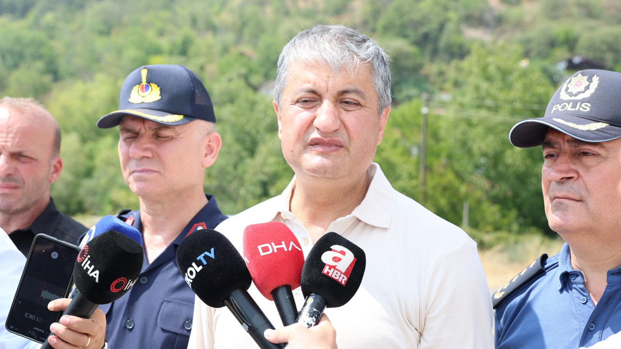 Karabük Valisi Mustafa Yavuz, 24 saattir devam eden orman yangının çevrelendiğini belirterek bir noktada devam eden yangının kontrol altına alınması için çalışmaların sürdüğünü ifade etti.