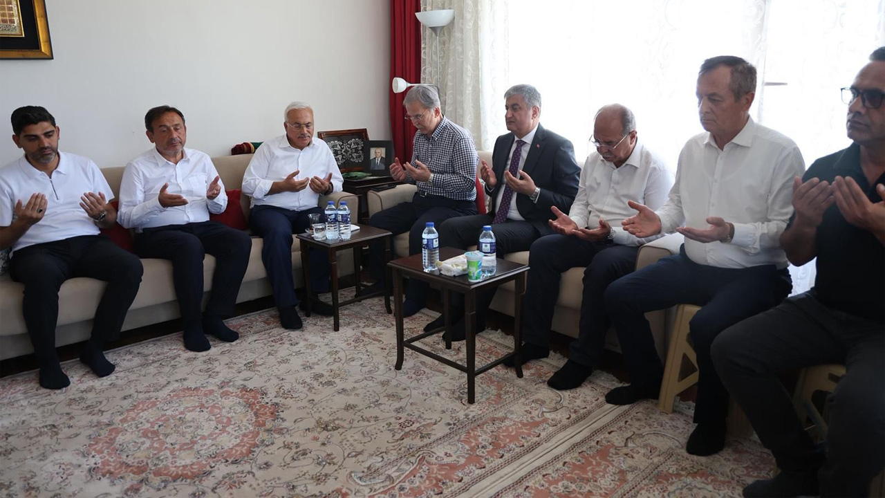 Vali Mustafa Yavuz, Ovacık eski Belediye Başkanı Hasan Denli’nin eşi merhume Nazlı Denli için Ovacık’ta düzenlenen taziye programına katıldı.