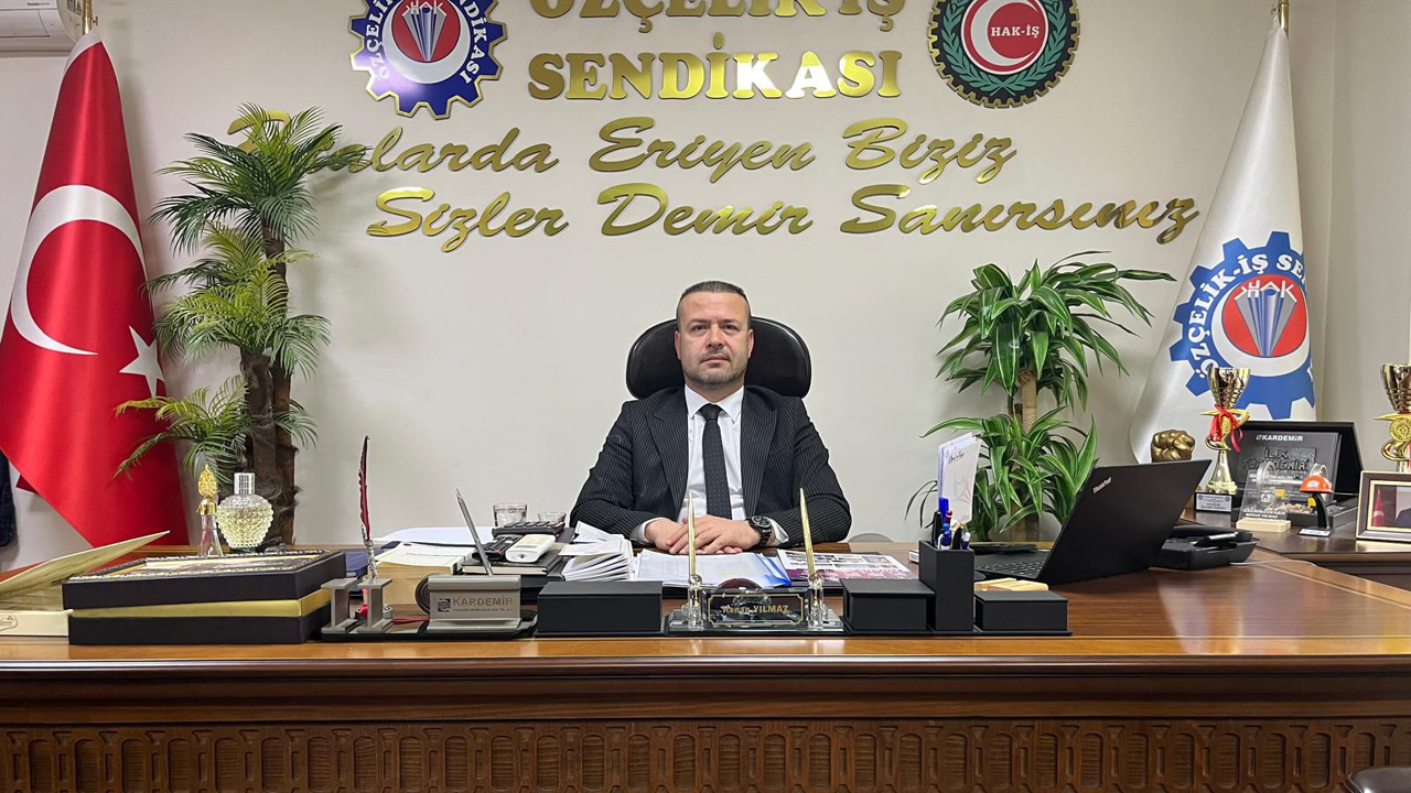Karabük’te demir çelik sektöründe önemli bir yer tutan Alter Demir Çelik’te yaşanan konkordato süreciyle birlikte ortaya çıkan işçi alacakları krizi nedeniyle fabrikada yetkili sendika olan Özçelik-İş Sendikası’nın Karabük Şube Başkanı Kenan Yılmaz kritik bir basın açıklaması yaptı.