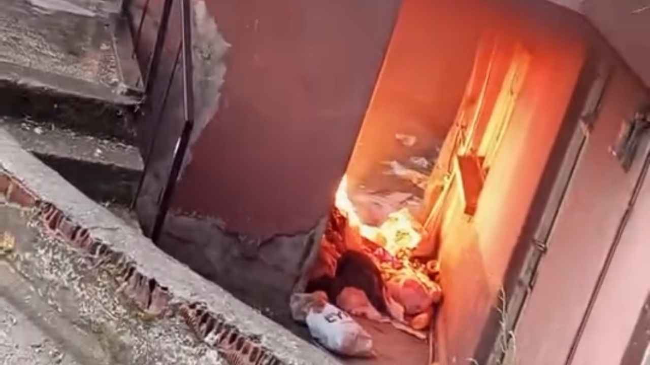 Karabük'te kullanılmayan bir apartmanın girişindeki çöplerin tutuşması sonucu çıkan yangın itfaiye ekiplerince söndürüldü.