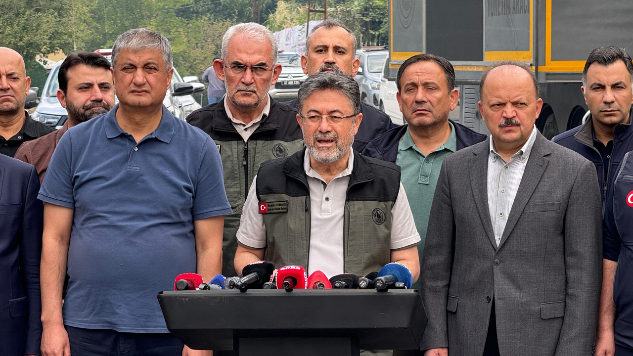 Tarım ve Orman Bakanı İbrahim Yumaklı, Karabük'ün Eflani ilçesi ve Kahyalar bölgesindeki orman yangınlarının büyük ölçüde kontrol altına alındığını açıklayarak, "Hem Karabük hem Kastamonu yangınları için söyleyeceğim, biz büyük ölçüde kontrol altına alındı dedik, ancak tedbir amacıyla boşaltılan yerleşim yerlerine geri dönüşler AFAD'ın koordinasyonunda, valiliklerimiz tarafından kamuoyumuzla ve vatandaşlarımızla köy bazında bildirilecek" dedi.