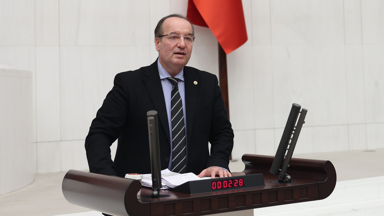 Cumhuriyet Halk Partisi (CHP) Karabük Milletvekili ve TBMM Plan ve Bütçe Komisyonu Üyesi Cevdet Akay, köylülerin tarım arazilerinde ve yaşam alanlarında yaşadığı yaban hayvanı zararlarının önlenmesi için Meclis’e kanun teklifi sundu.