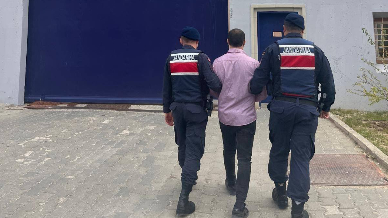 Karabük'te açık cezaevinden firar eden ve hakkında çeşitli suçlardan toplam 29 yıl 5 gün kesinleşmiş hapis cezası bulunan zanlı camide uyurken yakalandı.