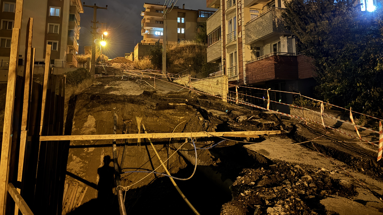 Karabük’te bir inşaat sahasının hemen yanında bulunan yolun bir bölümü çöktü. Olayda can kaybı yaşanmazken, yol trafiğe kapatıldı.