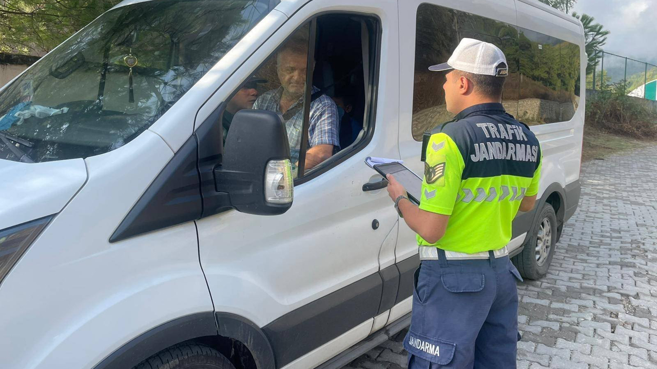 2025-2026 Eğitim-Öğretim yılının başlamasıyla birlikte, Karabük İl Jandarma Komutanlığına bağlı Jandarma Trafik Timleri tarafından okul servis araçlarına yönelik denetim yapıldı.