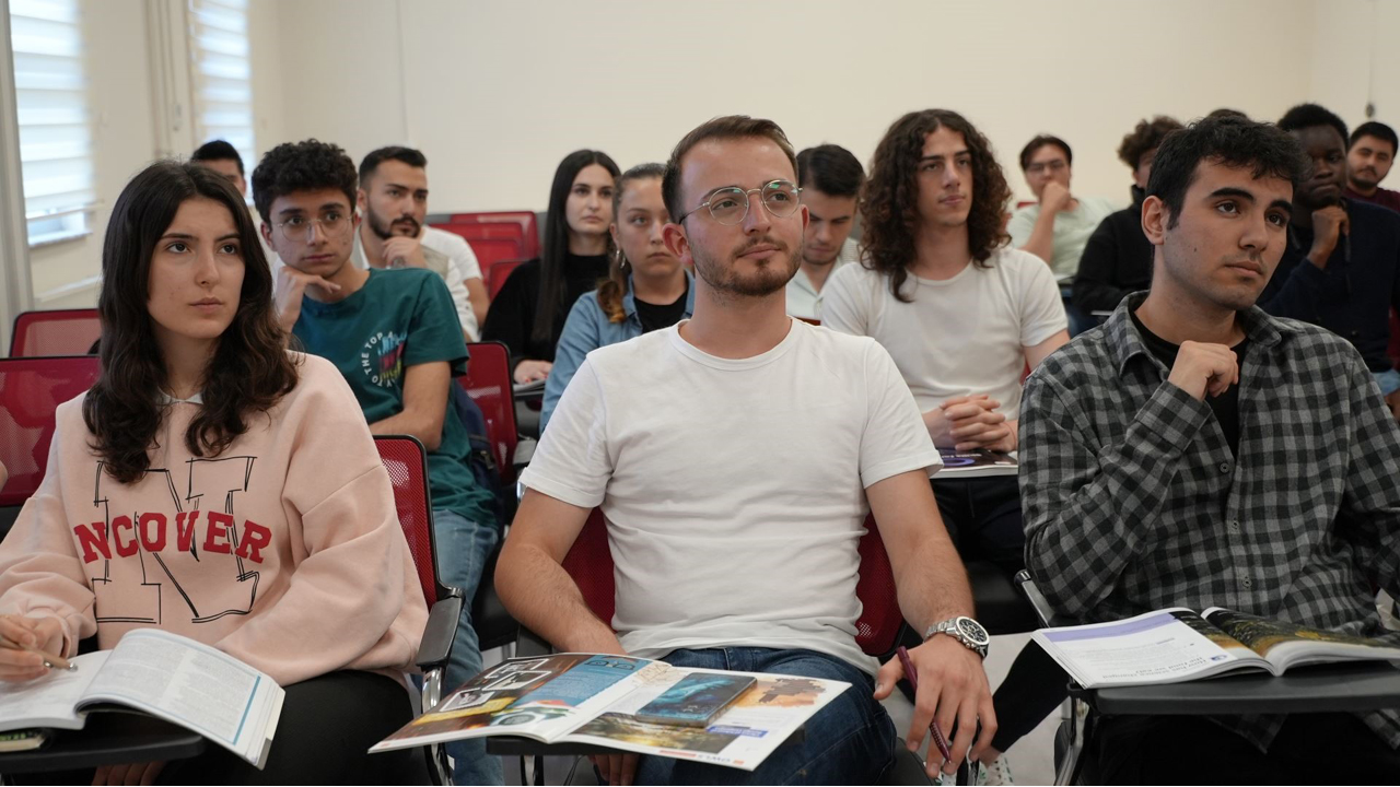 Karabük Üniversitesi (KBÜ), disiplinlerarası gelişimi destekleyen vizyonu doğrultusunda lisansüstü eğitim yelpazesini genişletti. Yükseköğretim Kurulu (YÖK) tarafından onaylanan 9 yeni programla birlikte öğrenciler, çağın öncelikli alanlarında yüksek lisans ve doktora yapma fırsatı bulacak.