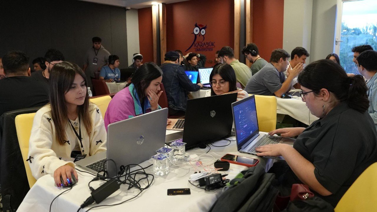 Karabük Üniversitesinde (KBÜ) düzenlenen Power-Up Game Jam 2025’te, Türkiye’nin farklı üniversitelerinden gelen 100 öğrenci 17 takım halinde sıfırdan oyun geliştirdi.