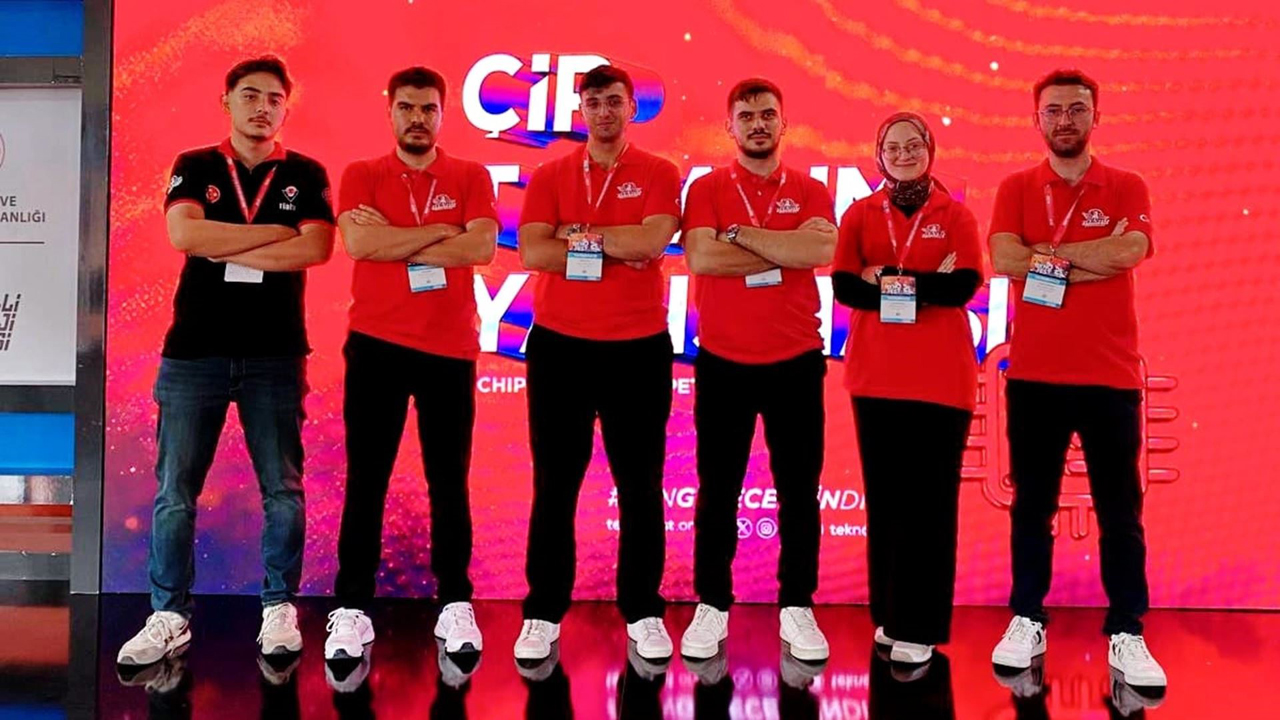 Karabük Üniversitesi (KBÜ) öğrencilerinden oluşan KÜP-X Takımı, TEKNOFEST 2025 Çip Tasarım Yarışması’nda özgün projeleriyle finale kalarak Türkiye 5’inciliğini elde etti.