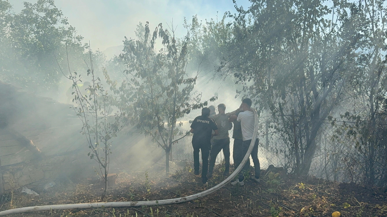 KADINLAR BİDONLARLA SU TAŞIYARAK YANGINLARA MÜDAHALE ETTİ