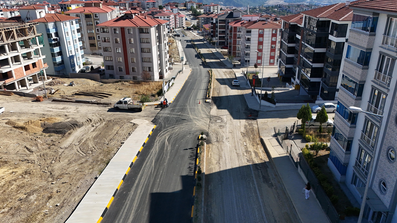 Karabük Belediyesi alt ve üstyapı çalışmaları kapsamında 5000 Evler Mahallesi'nde asfaltlama ve kaldırım bordür yenileme çalışmaları başlattı.