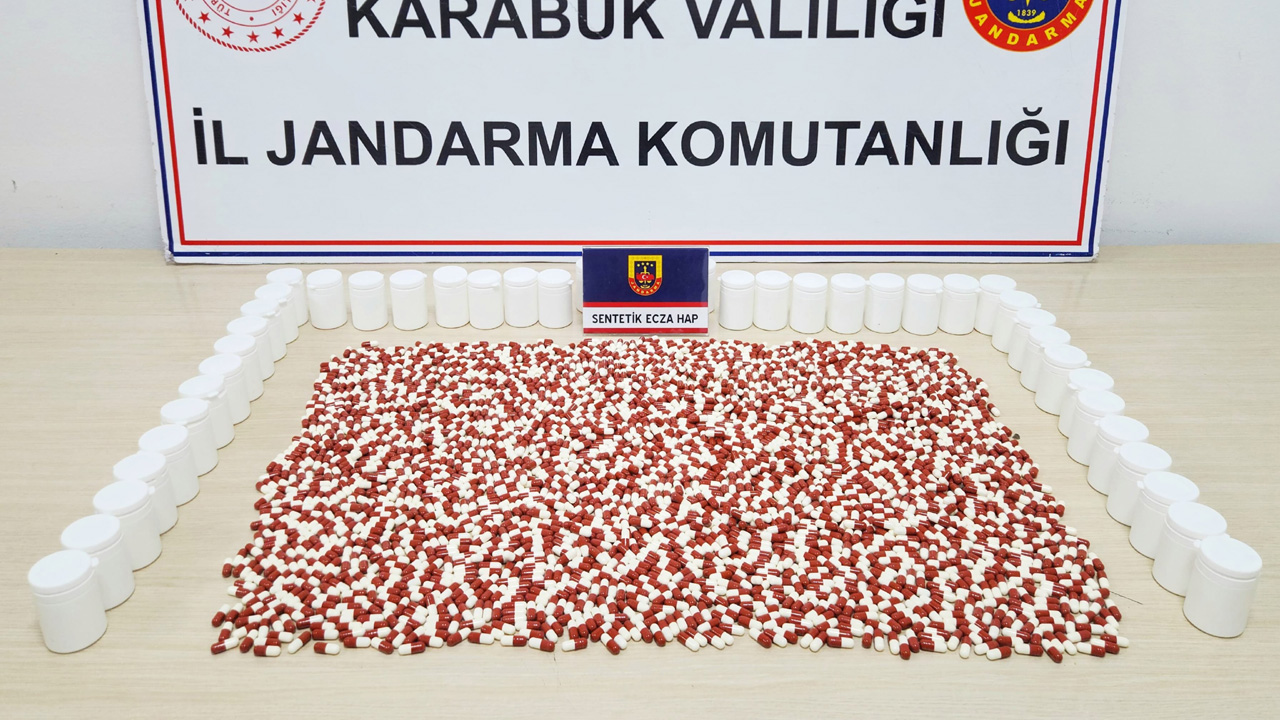 Karabük'te düzenlenen operasyonda 2 bin 467 sentetik ecza ele geçirildi.