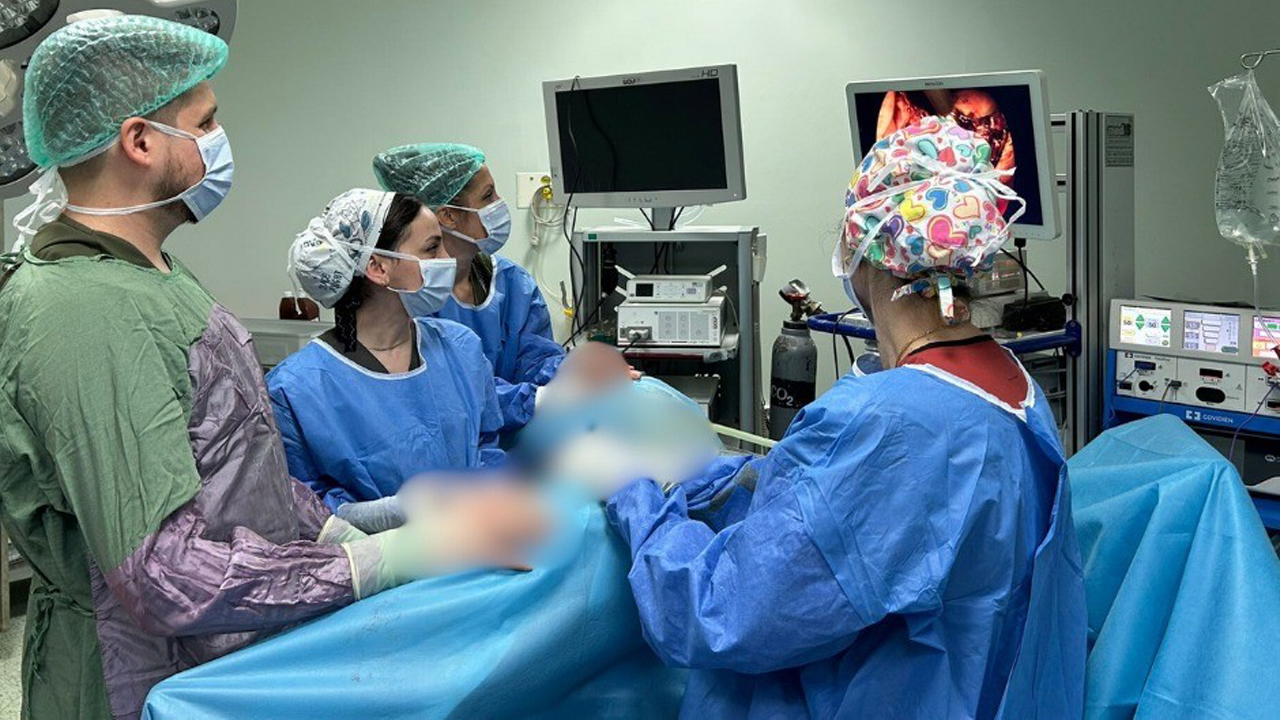 Karabük Eğitim ve Araştırma Hastanesi Kadın Hastalıkları ve Doğum Kliniği'nde, modern tıbbın en yeni cerrahi tekniklerinden biri olan V-NOTES (Vaginal Natural Orifice Transluminal Endoscopic Surgery) yöntemiyle ameliyatlar başarıyla uygulanmaya başlandı.