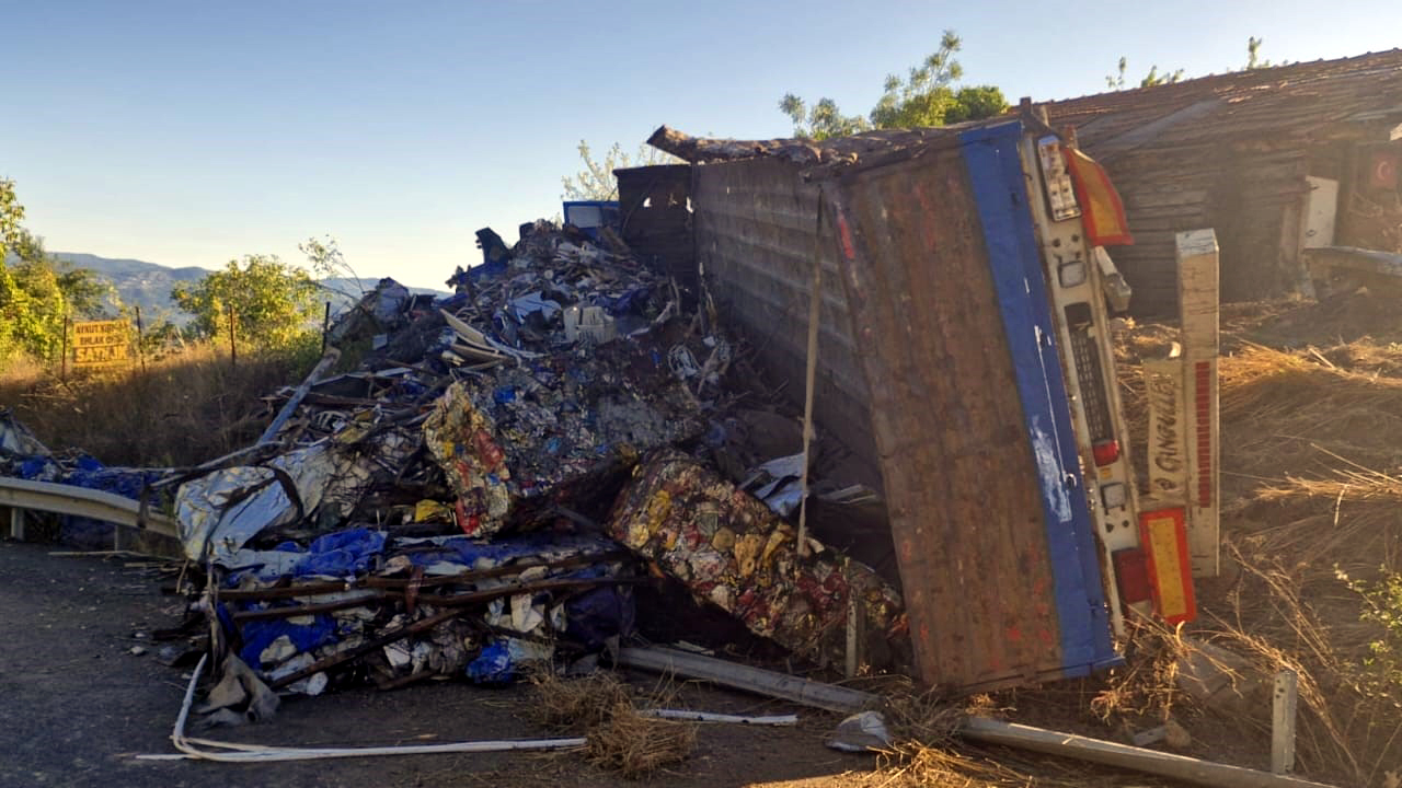 KARABÜK’TE HURDA YÜKLÜ TIR DEVRİLDİ: 1 YARALI