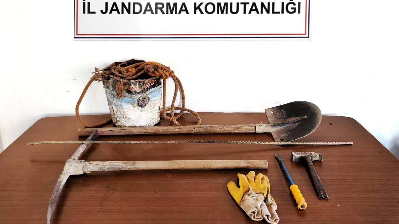 Karabük’ün Eflani ilçesinde izinsiz kazı yaptığı tespit edilen 2 şüpheli, jandarma ekiplerince suçüstü yakalandı.