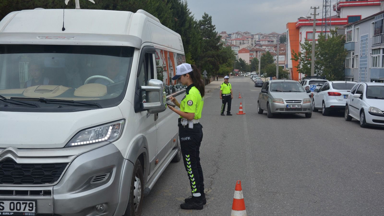 Karabük’te emniyet ve jandarma ekipleri, öğrencilerin güvenliği için okul servis araçlarında ve okul çevrelerinde denetim yaptı.