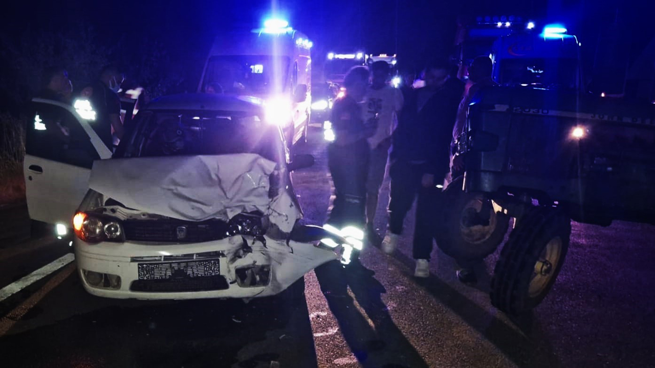 Karabük'ün Safranbolu ilçesinde traktör ile otomobilin çarpışması sonucu 4 kişi yaralandı.