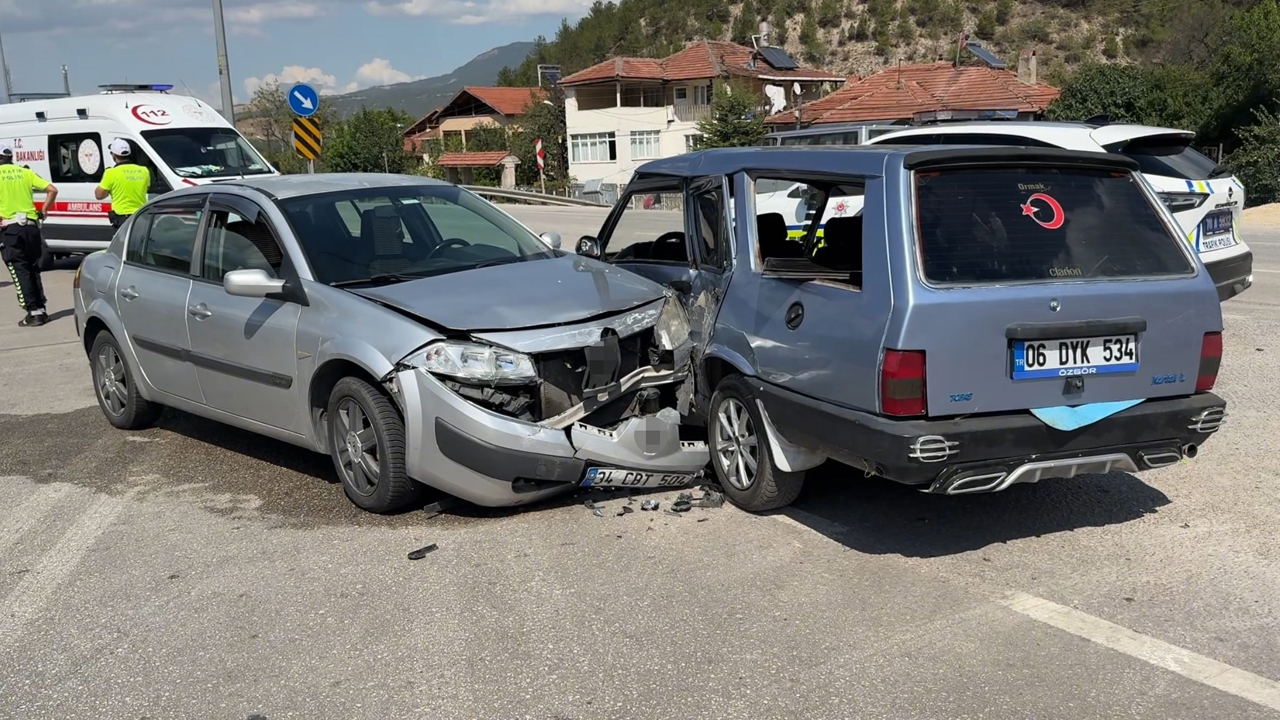 Karabük'te iki otomobilin çarpışması sonucu meydana gelen kazada 2'si çocuk 6 kişi yaralandı.