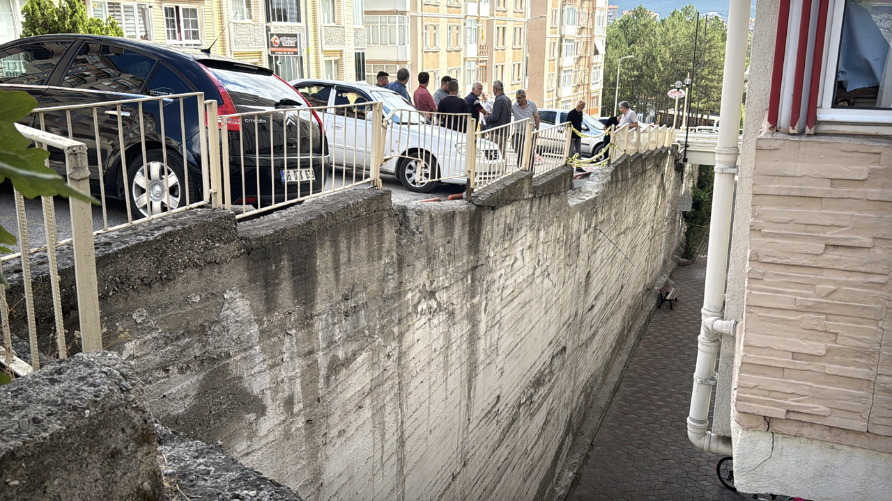 Karabük'te yol zemininde oluşan çatlaklıkların istinat duvarına zarar vermesi nedeniyle site sakinleri tedirginlik yaşıyor.