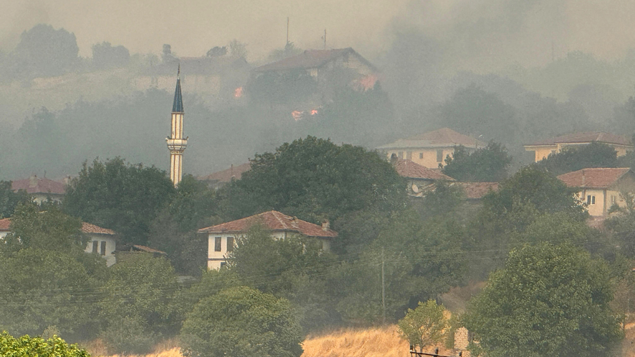 Karabük’te ormanlık alanda çıkan ve Kastamonu’nun Araç ilçesine sıçrayan yangın, tahliye edilen köye ulaştı.