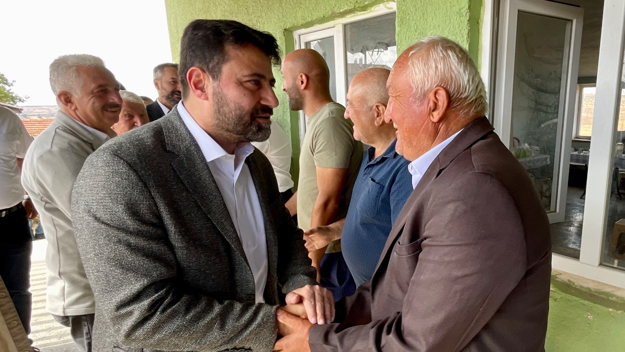 AK Parti Genel Sekreter Yardımcısı ve Karabük Milletvekili Cem Şahin, eşi Esra Şahin ile birlikte Eskipazar ilçesine bağlı Karasu köyünü ziyaret etti.