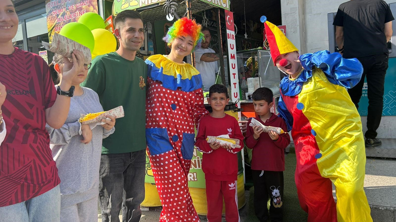 Karabük'te 'çılgın mısırcı' olarak tanınan Yasin Yaslıçayır, kazandığı geliri, tatil ve eğlence yerine özel çocuklara ayırarak fark oluşturuyor.