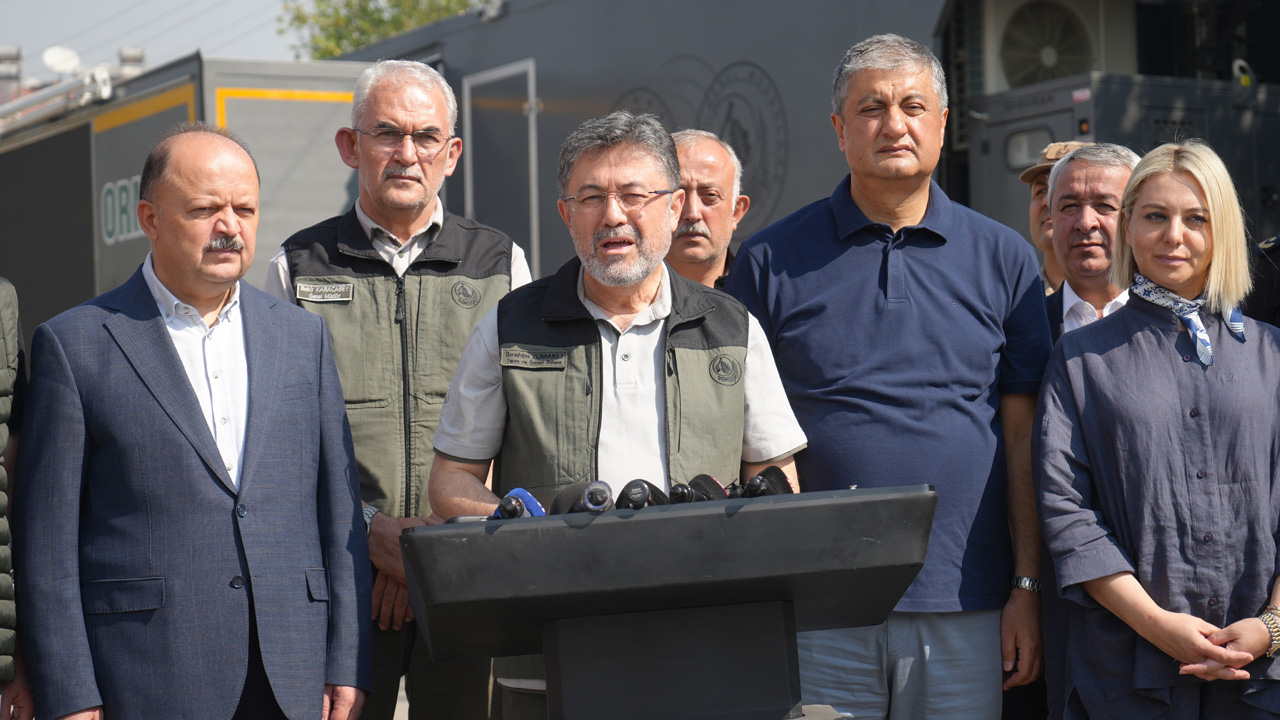 Tarım ve Orman Bakanı İbrahim Yumaklı, Kastamonu ve Karabük sınırındaki orman yangınlarıyla ilgili açıklamalarda bulunarak, son günlerde farklı illerde çıkan orman yangınlarıyla ilgili bilgi verdi. Yumaklı, Aydın, Denizli ve Bartın'daki yangınların tamamen kontrol altına alındığını, Karabük ve Kastamonu'daki yangınlarda ise müdahalenin devam ettiğini açıkladı.