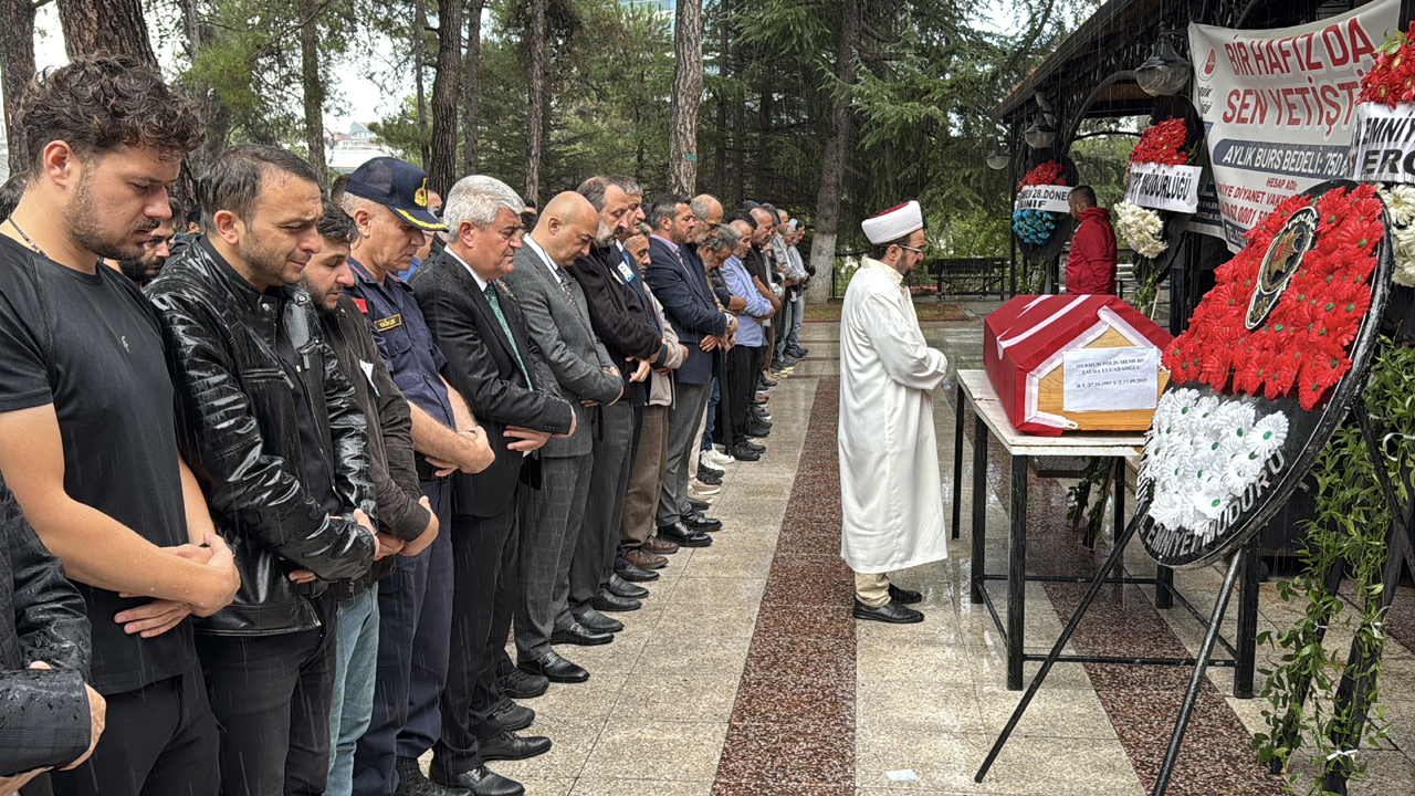 Bolu'nun Mengen ilçesinde meydana gelen trafik kazasında hayatını kaybeden polis memuru, memleketi Karabük'te gözyaşları arasında toprağa verildi.