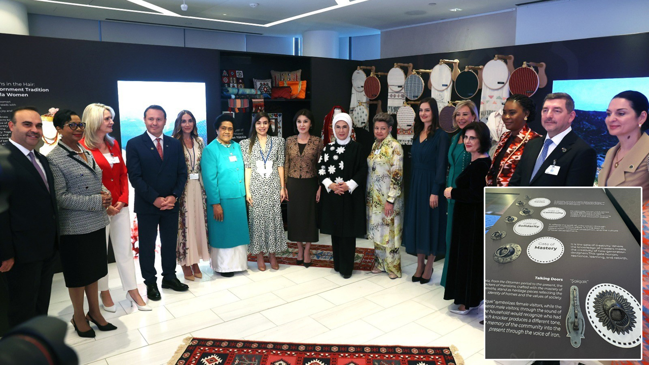 Karabük'ün Safranbolu ilçesinde kadın ve erkek misafirler için farklı sesler ve formlarda üretilen geleneksel kapı tokmakları, New York Türkevi'nde açılan "Anadolu'dakiler" sergisinde ziyaretçilerin yoğun ilgisini çekti.