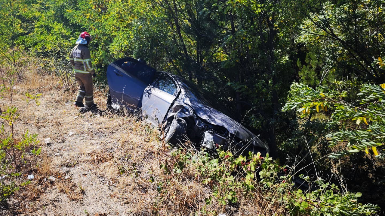 Karabük'ün Safranbolu ilçesinde sürücüsünün kontrolünden çıkan otomobilin şarampole uçması sonucu 3 kişi yaralandı.