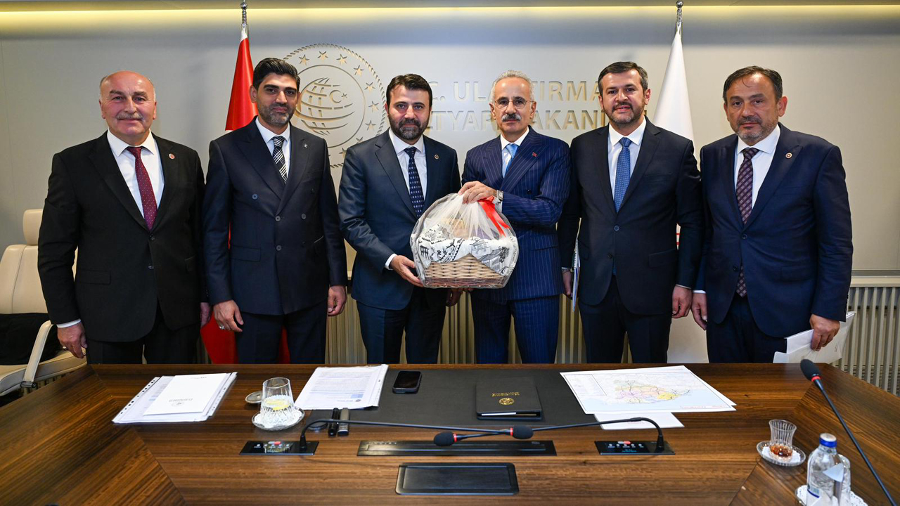 AK Parti Karabük İl Başkanı Ferhat Salt, AK Parti Karabük Milletvekilleri Cem Şahin ve Ali Keskinkılıç ile Karabük Belediye Başkanı Özkan Çetinkaya ve İl Genel Meclis Başkanı Ahmet Sözen Ulaştırma ve Altyapı Bakanı Abdulkadir Uraloğlu’nu ziyaret etti.