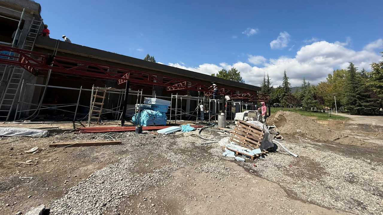 Karabük Belediyesi tarafından 5000 Evler 75. Yıl Mahallesi’nde yapımı devam eden sosyal tesis projesi tüm hızıyla sürüyor. Proje kapsamında bölgeye yeni bir yaşam alanı kazandırılması hedefleniyor.