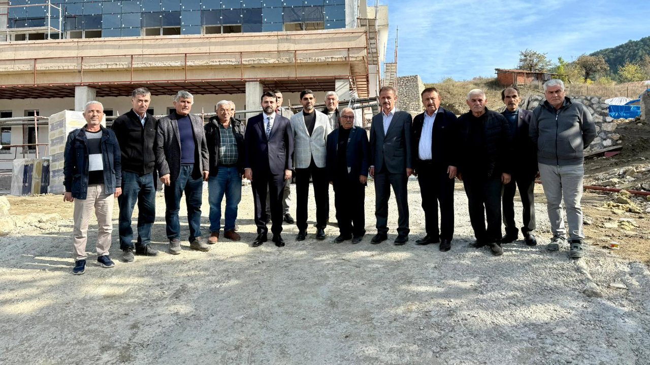 AK Parti Karabük İl Başkanı Ferhat Salt, Karabük Milletvekili Cem Şahin, Ovacık Belediye Başkanı Ahmet Şahin, İl Genel Meclis Üyesi Ahmet Tam ve teşkilat mensupları, Ovacık ilçesinde devam eden kamu yatırımlarını yerinde inceledi.