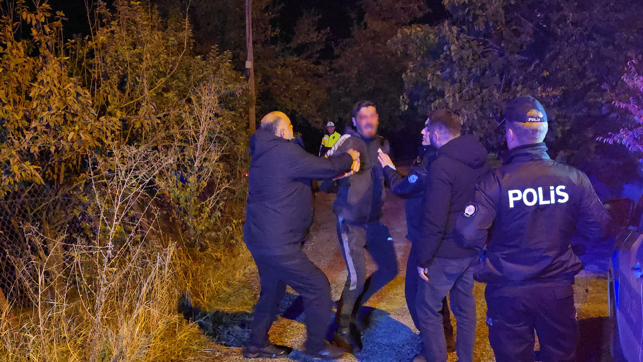 Karabük'te 2.30 promil alkollü olduğu tespit edilen ATV sürücüsü, trafik polislerinin "dur" ihtarına uymayarak kaçtı. Zikzak çizerek ilerleyen ve telefonla konuştuğu gözlenen sürücü, sokak aralarında kovalamaca sonucu yakalanırken, ilginç savunmasıyla dikkat çekti.