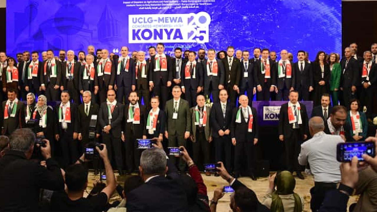 BAŞKAN KÖSE, UCLG-MEWA’DA YENİ GÖREVLER ÜSTLENDİ Birleşmiş Kentler ve Yerel Yönetimler Teşkilatı Ortadoğu ve Batı Asya Bölge Teşkilatı (UCLG-MEWA) Kongresi, bölge ülkelerinden yerel yönetim temsilcileri, uzmanlar ve ilgili paydaşların katılımıyla Konya’da gerçekleştirildi. Safranbolu Belediye Başkanı Mimar Elif Köse de kongrede önemli görevlere seçilerek uluslararası düzeyde yeni sorumluluklar üstlendi. Köse, UCLG-MEWA Yönetim Kurulu Üyeliği, Konsey Üyeliği ve MEWA Kadın Komisyonu Üyeliği görevlerine getirildi. Bu yeni sorumluluklarla birlikte Safranbolu’yu bölgesel ve küresel ölçekte temsil edecek olan Köse, kentlerin ortak sorunlarına çözüm üretilmesine yönelik çalışmalarda aktif rol alacak. .… / HABERİN AYRINTILARI İÇİN: www.karabukgercekhaber.com adresini ziyaret edebilirsiniz.
