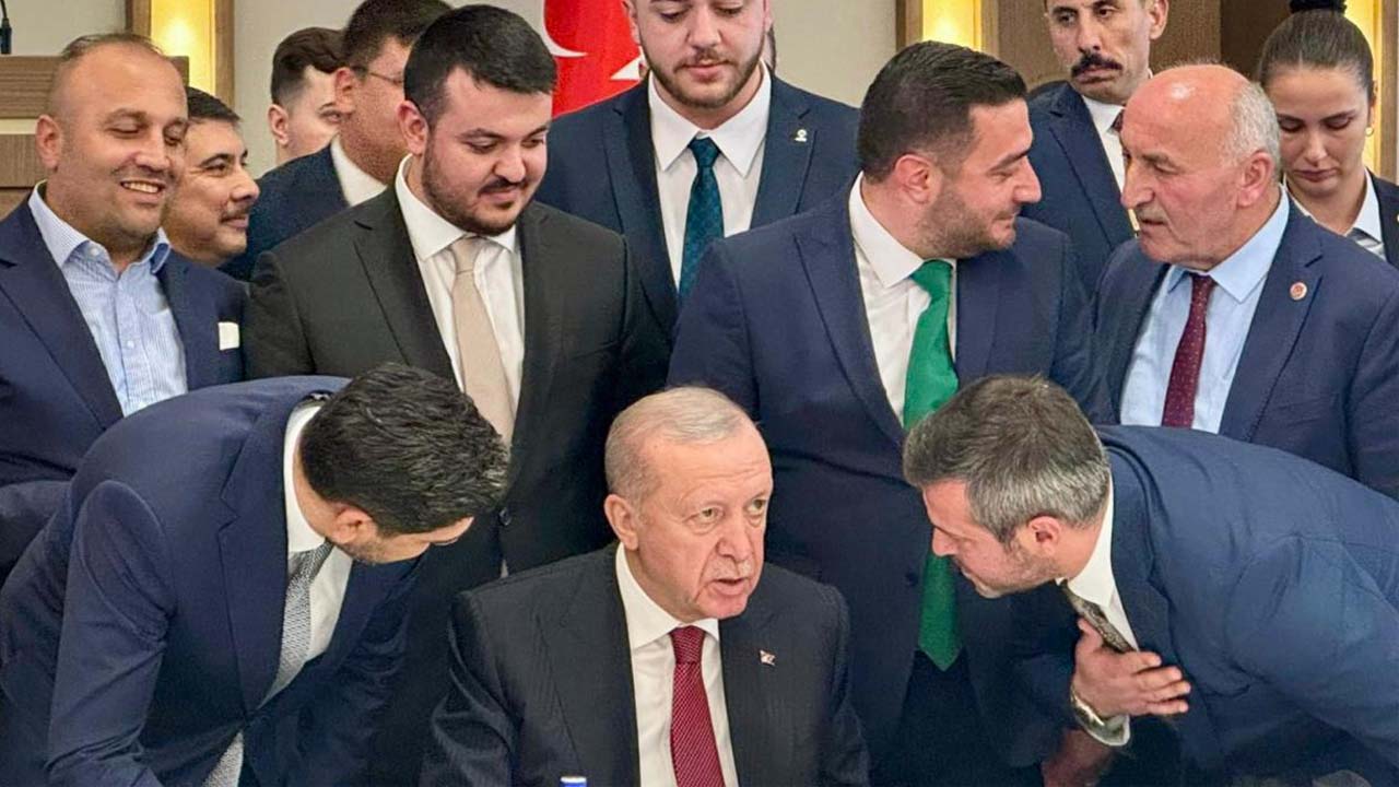 Ankara’da düzenlenen 174. Genişletilmiş İl Başkanları Toplantısı’na katılan AK Parti Karabük İl Başkanı Ferhat Salt ve Karabük Belediye Başkanı Özkan Çetinkaya toplantı sonrasında Cumhurbaşkanı ve AK Parti Genel Başkanı Recep Tayyip Erdoğan ile görüşme gerçekleştirerek, Karabük’e dair önemli konuları arz etti.