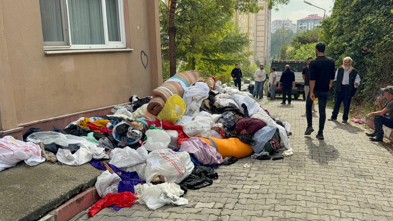 Karabük'te bir apartman dairesinden çıkan çöp miktarı görenleri şaşkına çevirdi. Polis eşliğinde girilen evden bir kamyon dolusu çöp çıkarıldı.