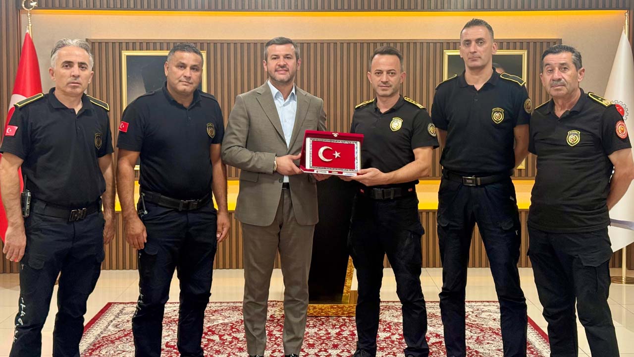İtfaiye Teşkilatı’nın kuruluş yıldönümü ve İtfaiye Haftası dolayısıyla Karabük Belediyesi İtfaiye Müdürlüğü personelleri, Karabük Belediye Başkanı Özkan Çetinkaya’yı makamında ziyaret etti.