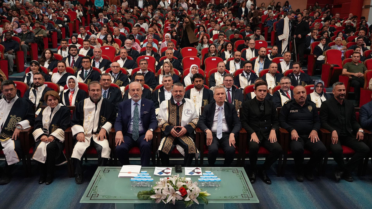 Karabük Üniversitesi 2025-2026 Akademik Yılı, Doç. Dr. Mustafa Hulki Cevizoğlu’nun "Küresel Devlet Terörü - Gazze" konulu ilk dersiyle başladı.