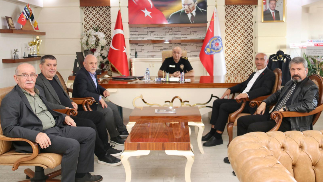 Karabük Gazeteciler ve iletişim Derneği (KAGİD) yönetimi, Karabük İl Emniyet Müdürlüğüne atanan Ahmet Canver’i makamında ziyaret ederek hayırlı olsun dileğinde bulundular.
