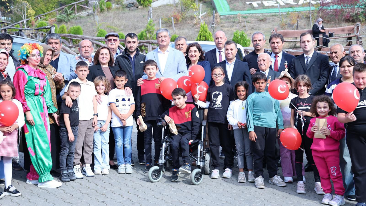 “Kahramanlara Minnet, Emanetlere Şefkat Projesi” çerçevesinde şehit yakınları, gaziler ve ebeveyn kaybı yaşayan çocuklar düzenlenen etkinlikte bir araya geldi.